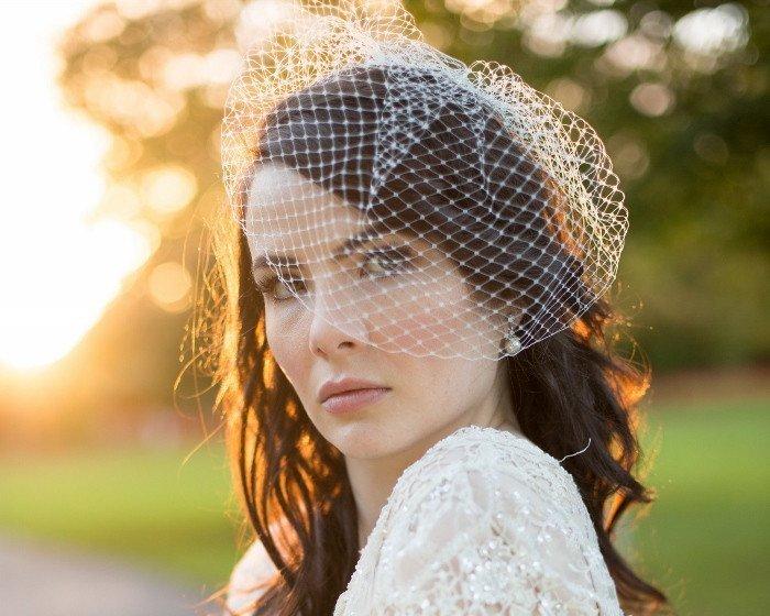 https://cdn.shopify.com/s/files/1/0187/3984/products/birdcage-veils-fascinators-french-net-birdcage-veil-eliza-1-803001_700x.jpg?v=1579169564