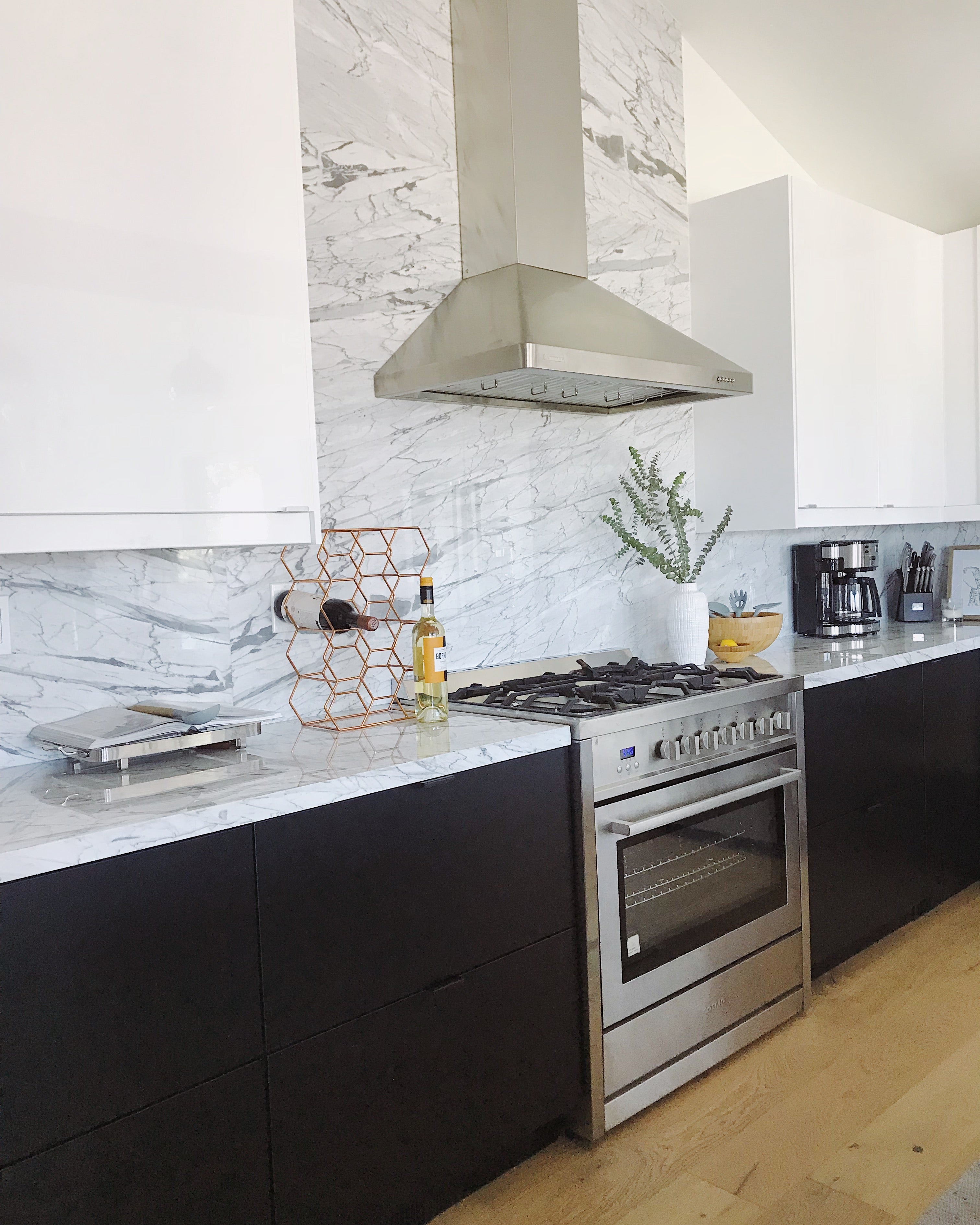 Amazing Black And White Kitchen With Marble Backsplash White Marble Kitchen White Ikea Kitchen High Gloss White Kitchen