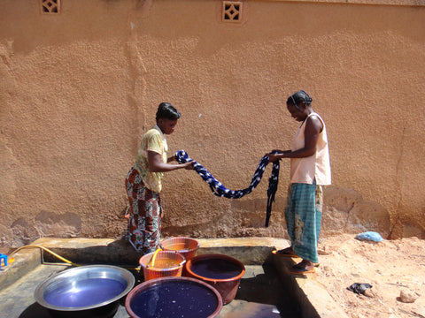 Teinture, dyeing process, Ouagadougou, Afrika Tiss