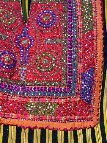 Détail d'une broderie sur une robe trouvée à Jérusalem