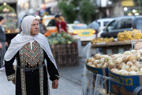 Femme portant un thoub traditionnel à Jerusalem