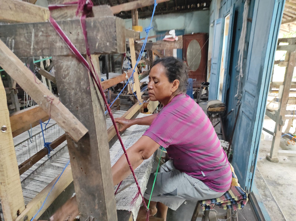 Femme artisan, tisserande au Java, Indonesie