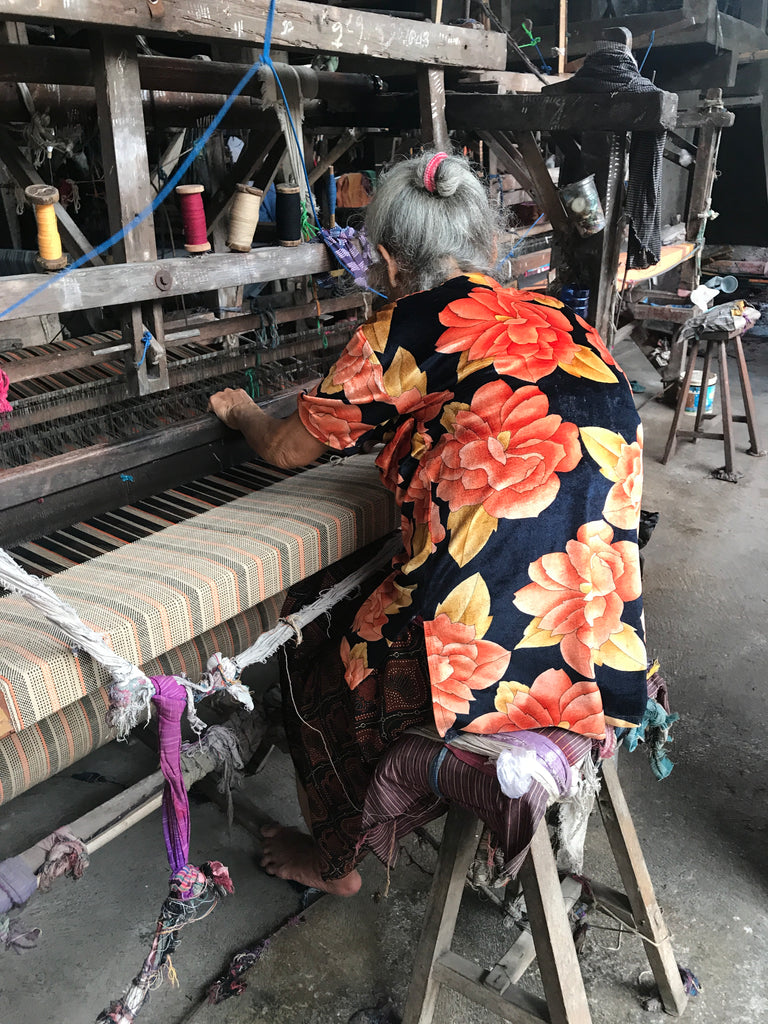 Femme artisan, tisserande. Java Indonesie. 