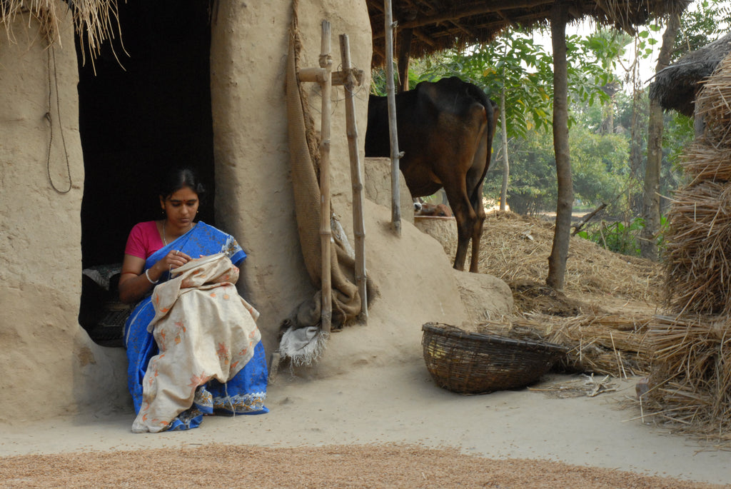 Femme artisan, brodeuse qui travail avec SHE Kantha Inde