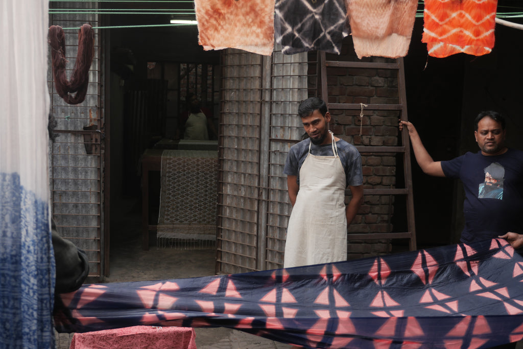 Au cœur de la bruyante Dhaka, derrière un immeuble de bureaux, se trouve un petit atelier, un laboratoire d'artisans de la couleur. Ici, nous rencontrons une équipe de fabricants de pigments et de teinturiers, élaborant des recettes pour colorants.