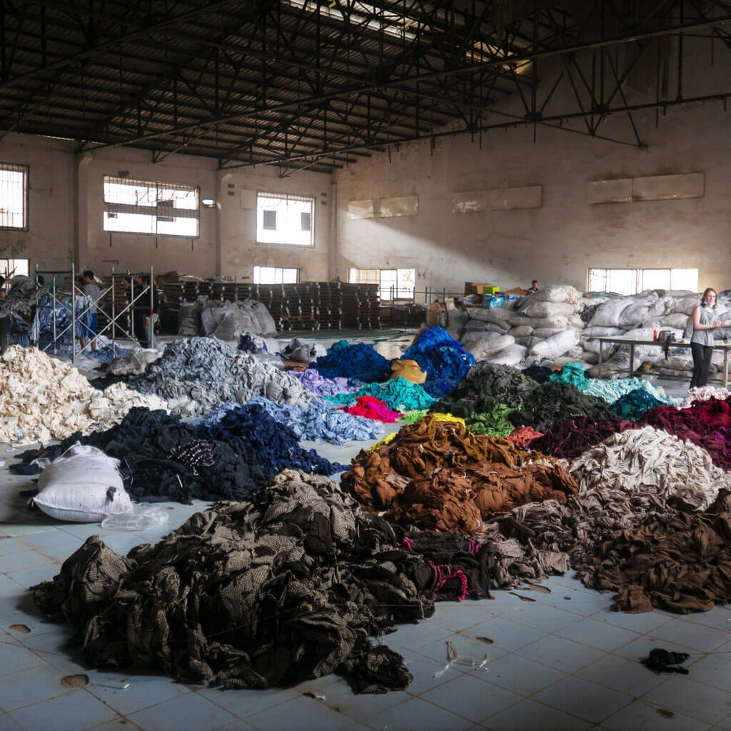 Déchets de coton Bangladesh. Cotton waste from garment industry, Bangladesh.