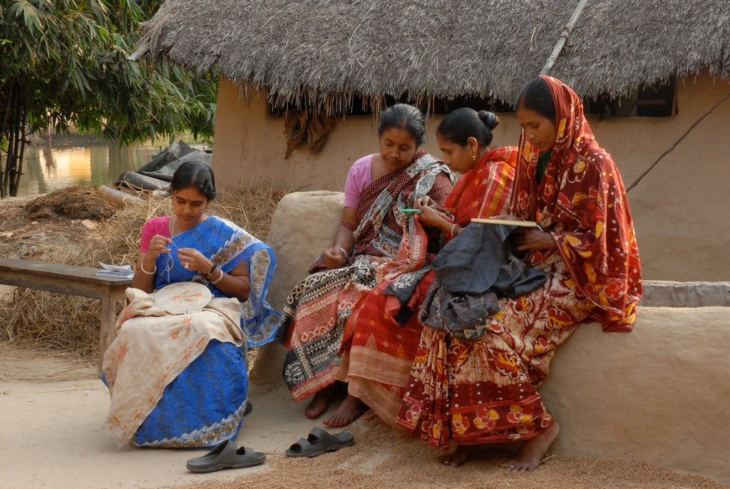 Femmes artisans, broderie Kantha en Inde. Kantha embroidery in India