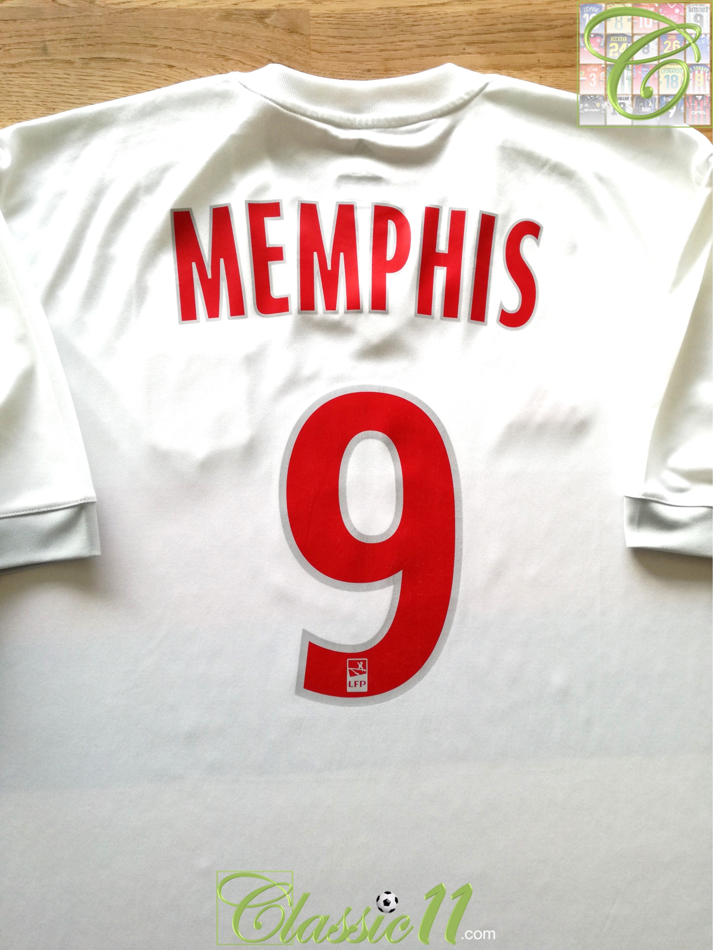 The white t-shirt Off White worn by Memphis Depay on his account