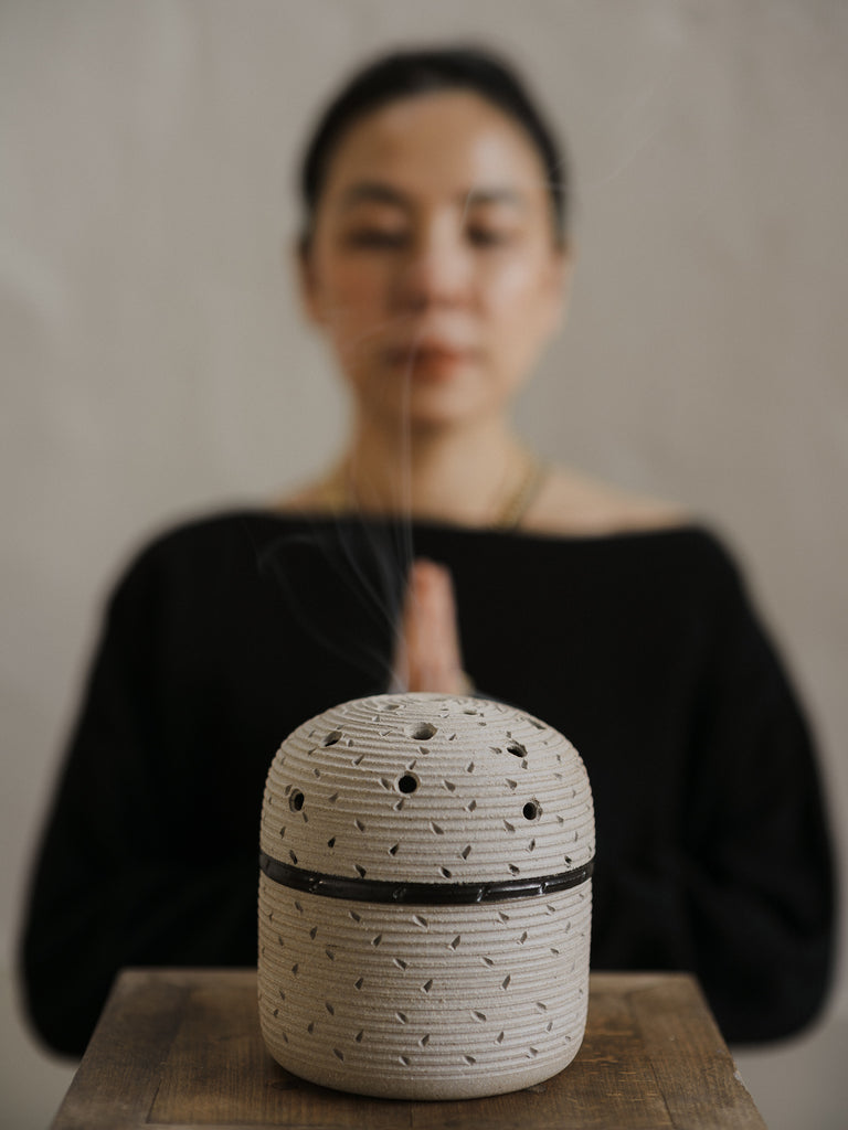 praying with incense vessel 