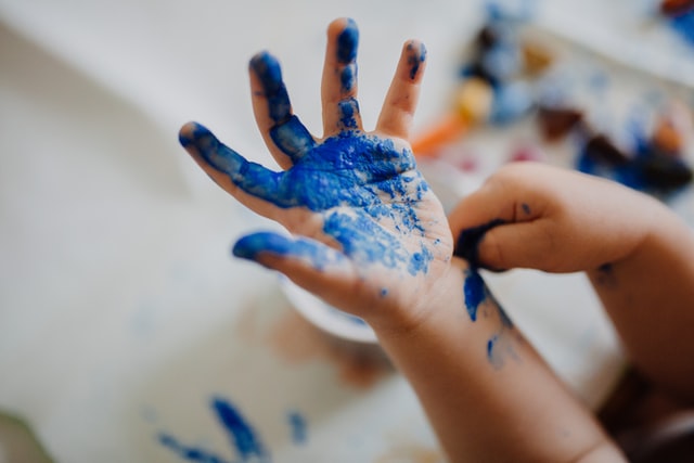 niños pintando con los dedos