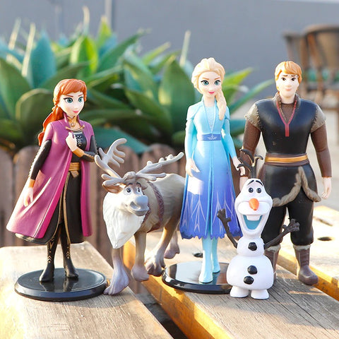 A set of figurines from Frozen 2 including Anna, Elsa, Swen, Olaf and Kristoff.