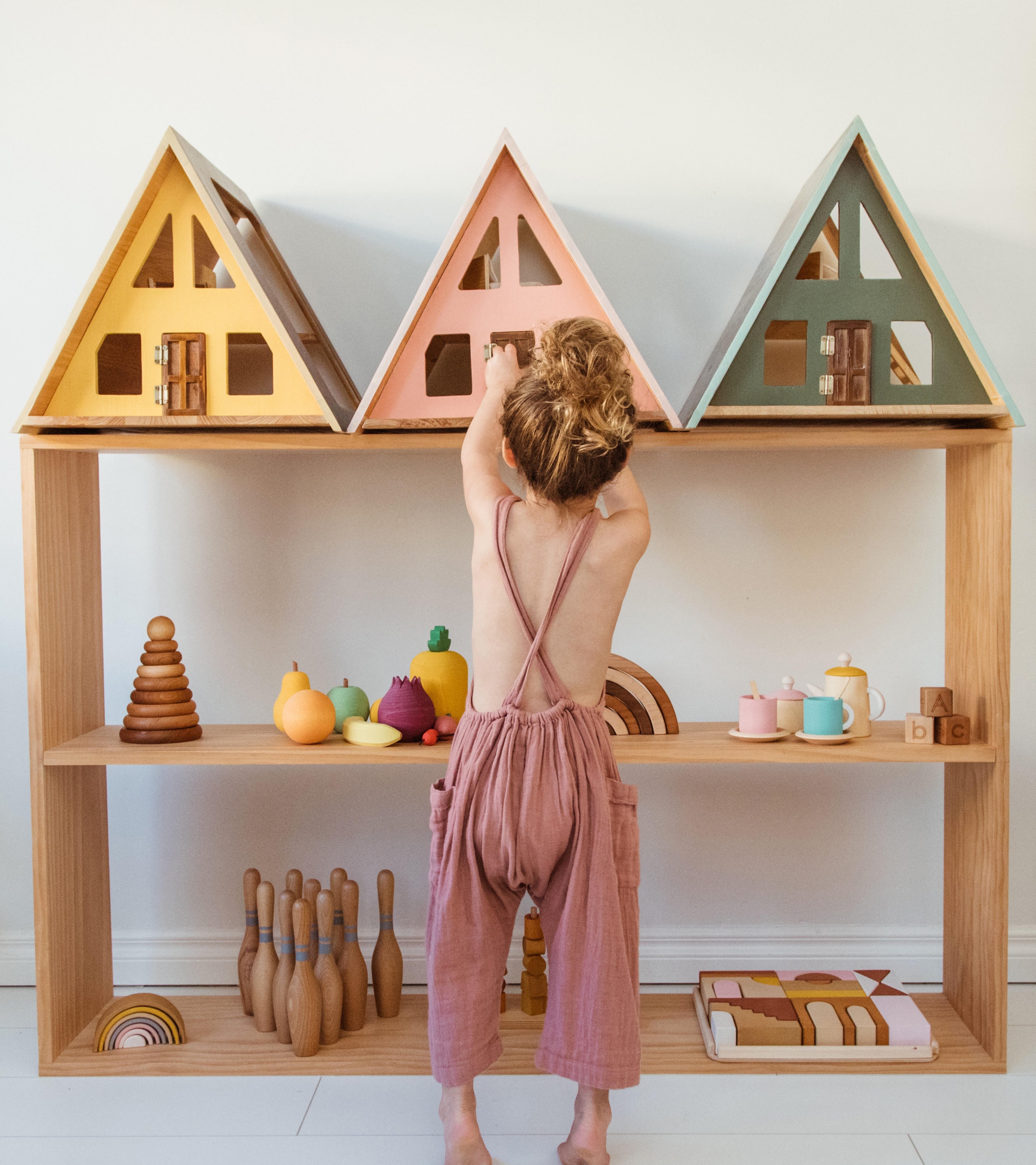 doll house furniture and dolls