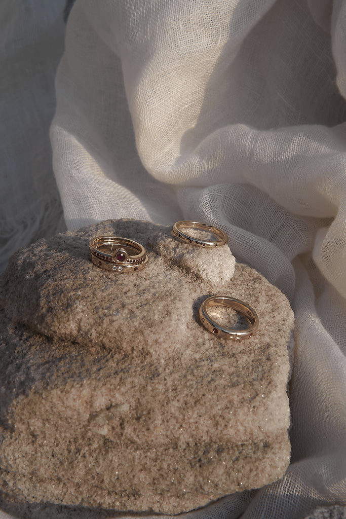 RUUSK X THE UNFOLD. Solid gold weddings bands and engagement rings./><img p=