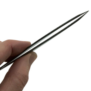 fingers pinching tweezers, shows tips together