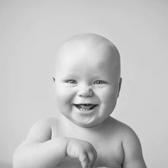 Lachendes Baby: 5 Witze für Alt und Jung