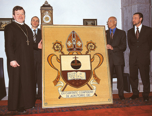 Abt Bruno Hubl mit dem Abtwappen als Tollu-Teppich