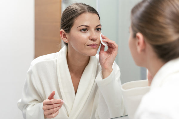 woman using facial toner to keep clear complexion