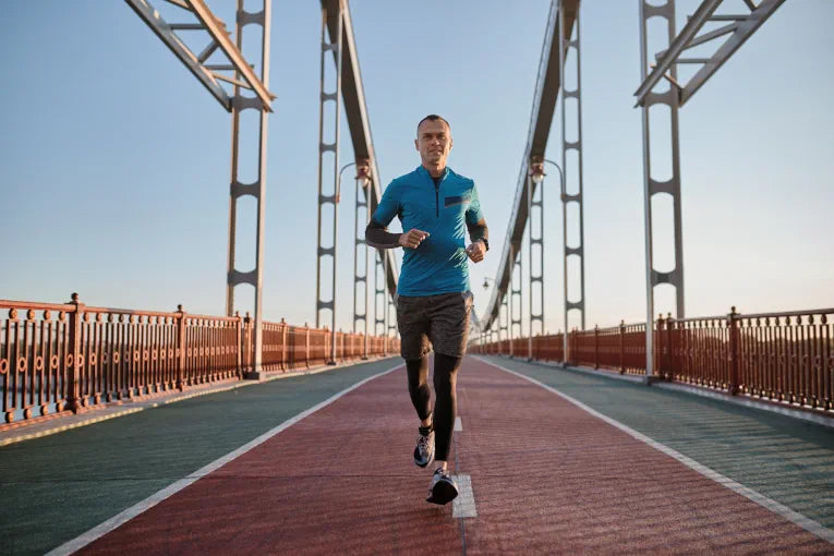 Man running with lots of energy thanks to a low sugar diet