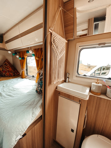 Badezimmer WC Ahorn Camp Canada AE 2020 Vanlife Sol and Pepper