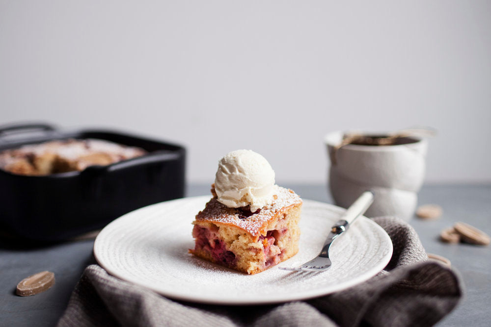 Bizcocho de chocolate blanco y fresas