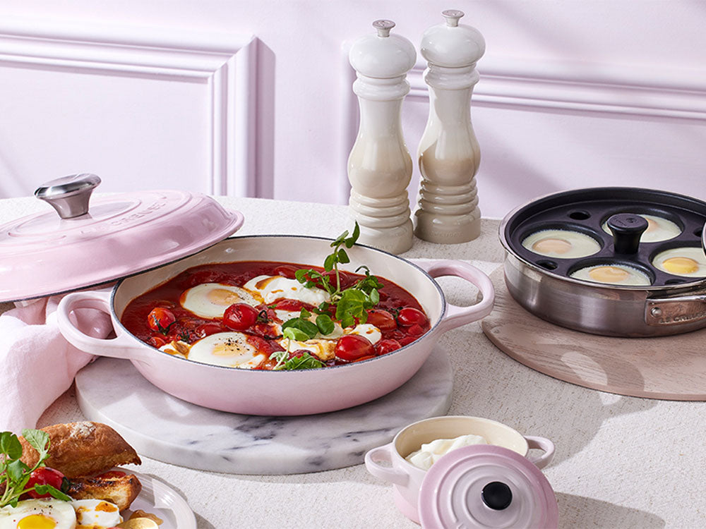 Huevos al estilo turco con salsa de tomate y pimento%u0301n
