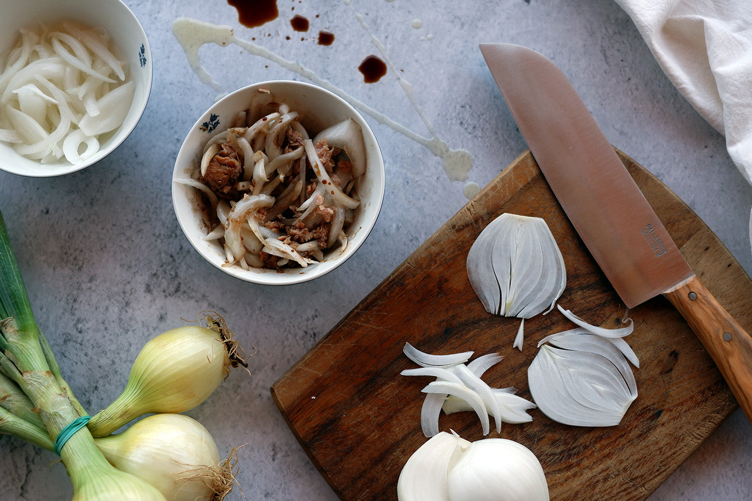 Ensalada de cebolla macerada y atún