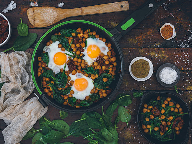 Chickpeas with spinach and egg