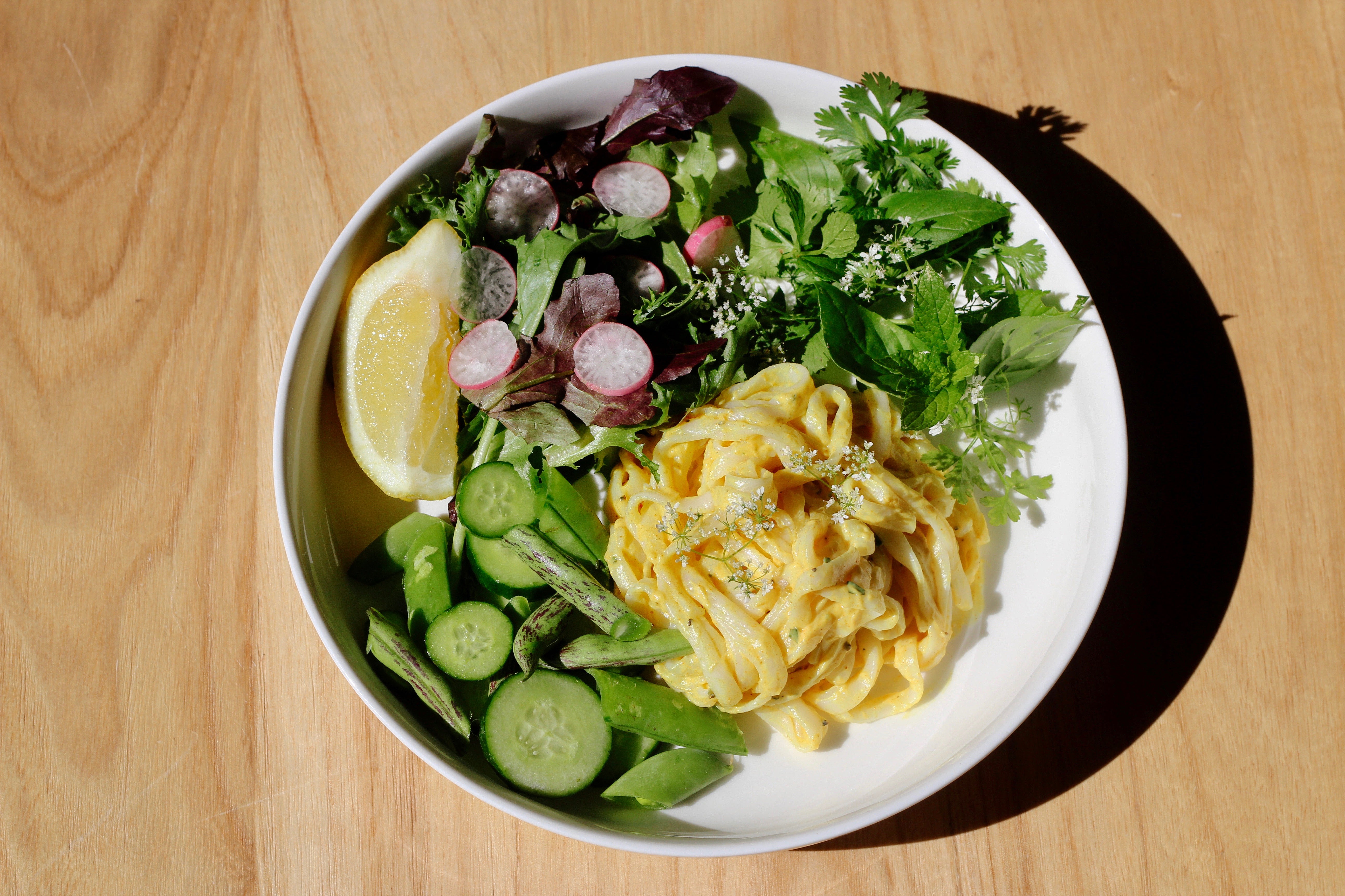 Farmer's Bounty Plate with Chilled Coconut-Turmeric Rice Noodles | Sakara  Life