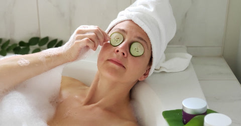 Donna in bagno con fette di cetriolo sugli occhi.jpg