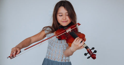 Млада девојка која свира виолину