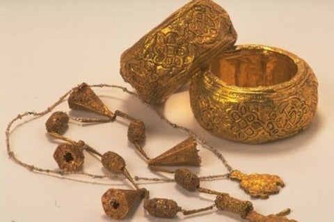 Tesoro de Bentarique, joyería nazarí, joyería granadina, joyas españolas de la Edad Media, repujado, ataurique