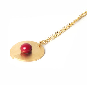Red open disc pendant from the PIB collection by PLATÓNICA. Gold plated silver and glass. Minimalist jewelry. Contemporary jewelry. Author jewelry. Made in Granada, Andalusia, Spain. Jewelry workshop in the Albaicín. Crafts. Hand-made jewelry. Jewels made of Andalusia. Geometry. Modern and sophisticated style.