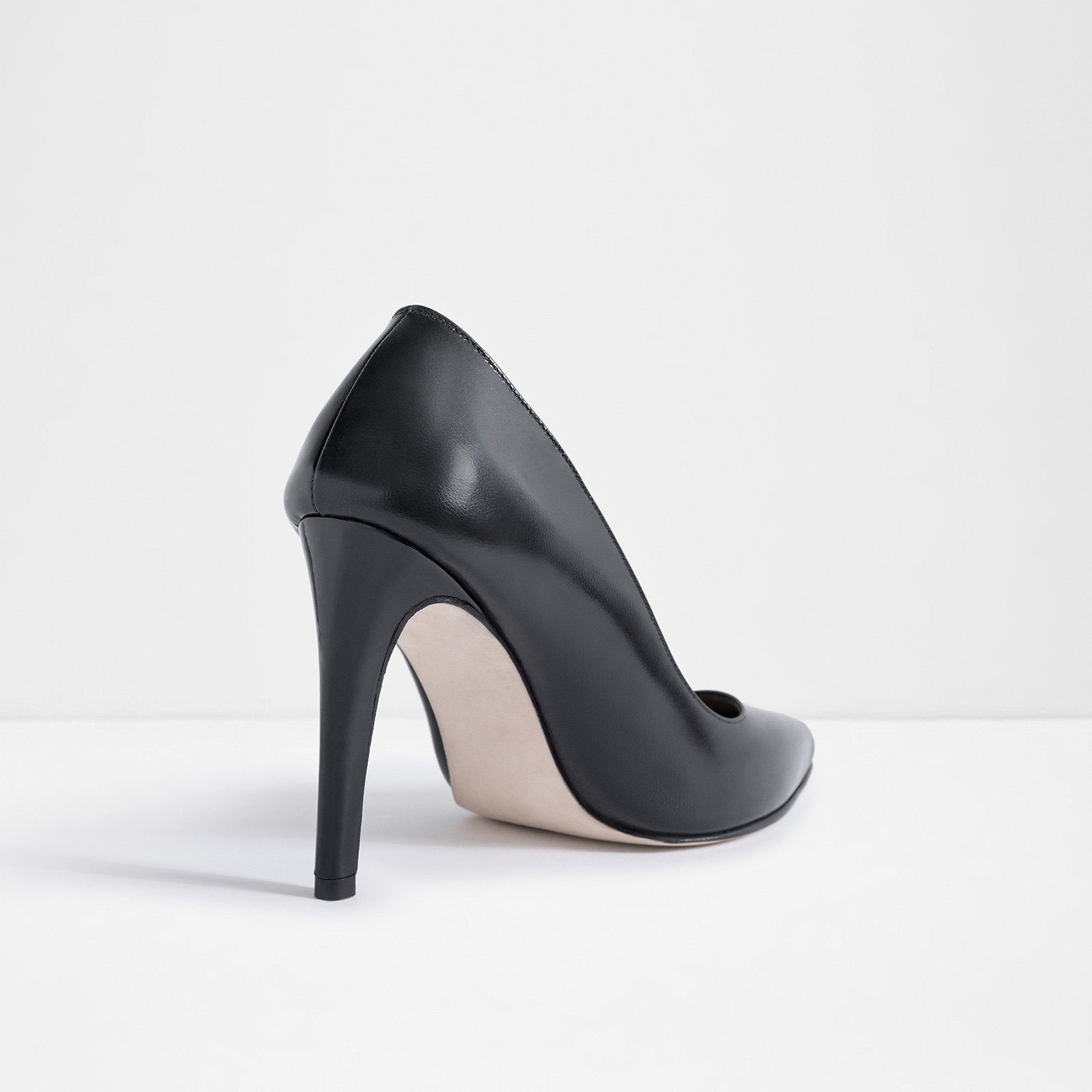 scarpin preto salto 6 cm