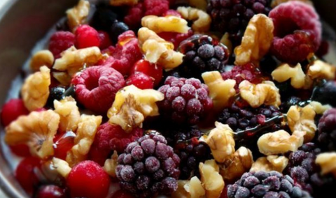yoghurt with berries and nuts