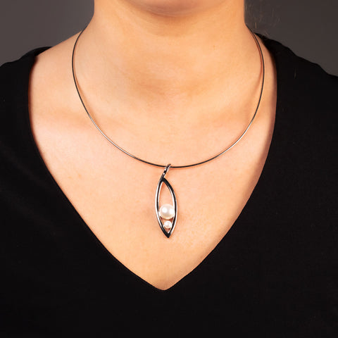 Pearl pendant on collar