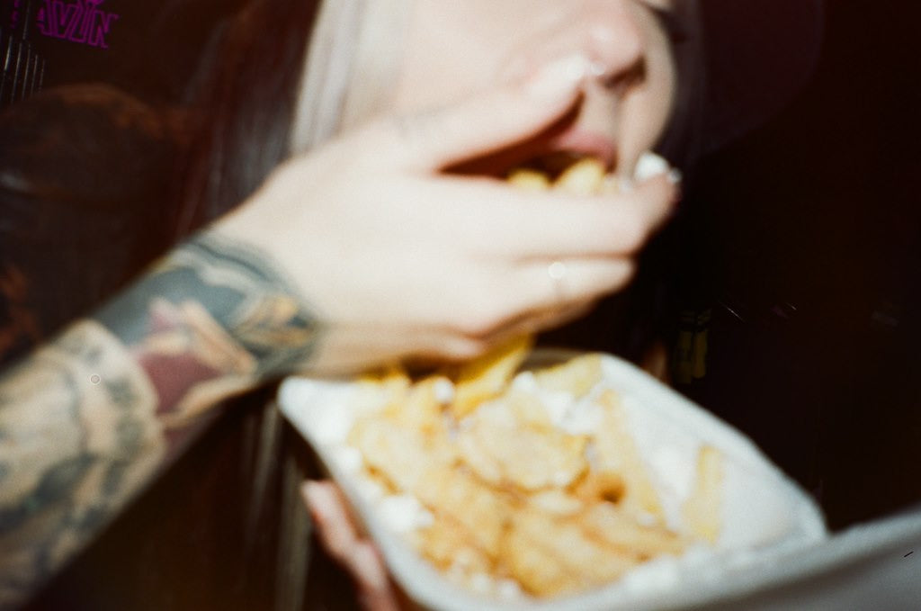 lot riot taylor eating fries like there is no tomorrow