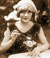 1920年のアイスクリームを食べる婦人