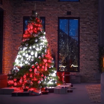 Guirlande Lumineuse Sapin De Noël Avec Cadeaux Intérieur Nuit Du Nouvel An  Banque D'Images et Photos Libres De Droits. Image 159156549