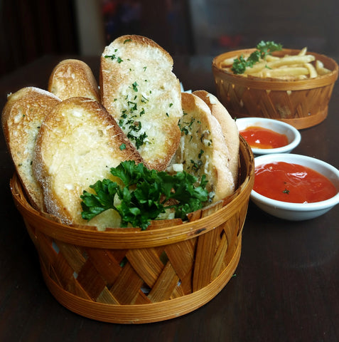basket of garlic bread 