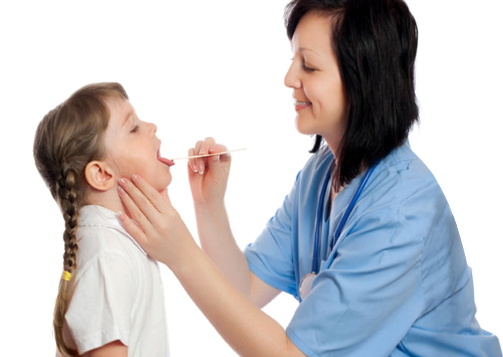 Лечение горла врачи. Доктор осматривает горло. Осмотр горла у ребенка. Показать горло врачу.