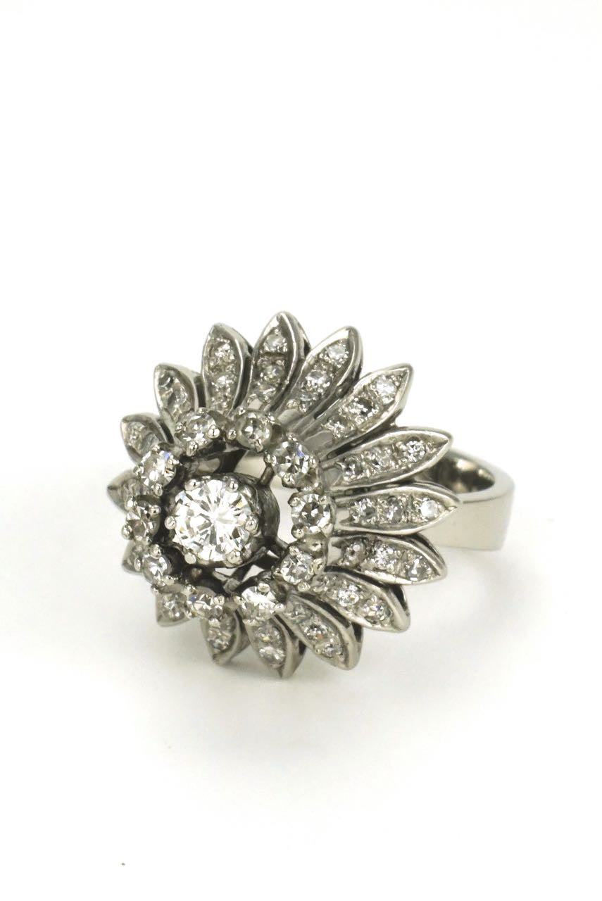 Vintage 1960s Fabulous 18k gold diamond daisy cocktail dinner ring ...