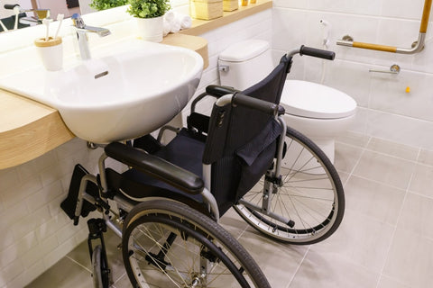 Rollstuhlgerechtes Waschbecken im Badezimmer