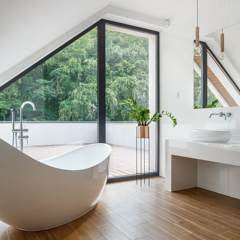 Idee für moderne Bäder: Dachbadezimmer mit eleganter freistehender Badewanne