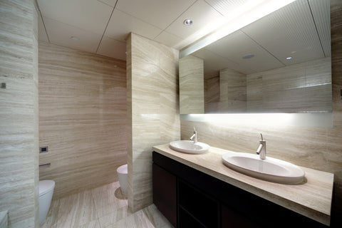 Idee für ein modernes Bad: Schönes Interieur in hellen Farben