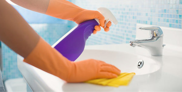 Compuestos de amonio: Lo encuentras en los suavizantes de ropa y productos de limpieza desinfectantes y antibacterianos.