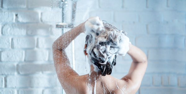 Ftalatos: Los encuentras como “fragancias o aromas” en limpiadores de pisos, en el shampoo, papel higiénico y hasta ambientadores.