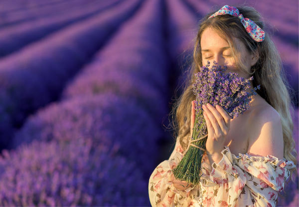 Mujer en campo de lavanda