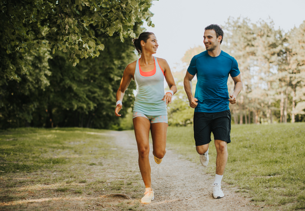 Pareja corriendo en parque