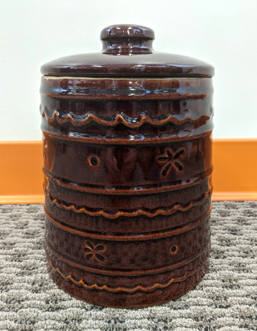 Picture of a basic, early 20th century cookie jar