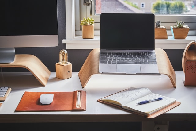 bureau maison télétravail avec écran surélevé